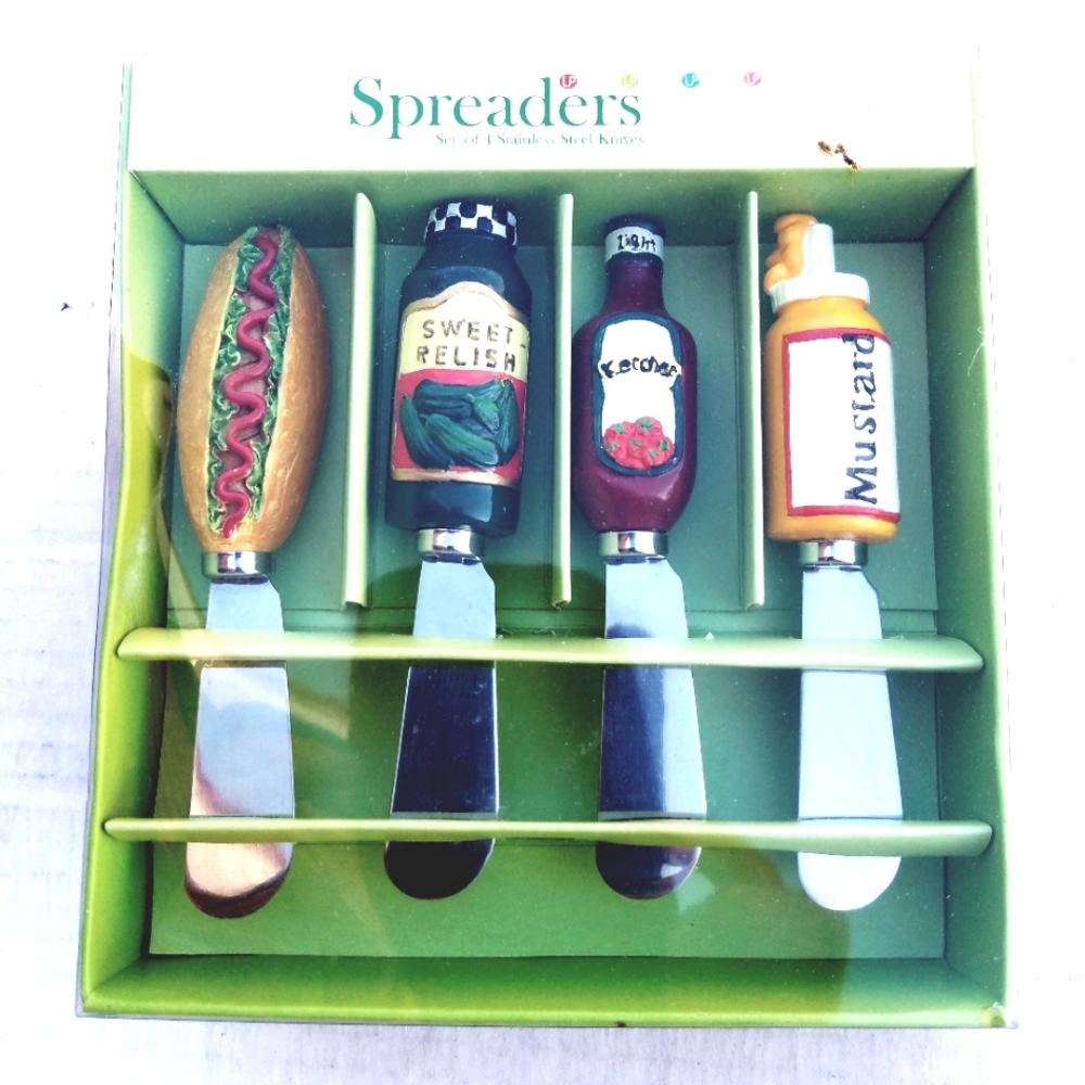 Set of 4 stainless Steel Knifes Gourmet Spreaders in own gift box.